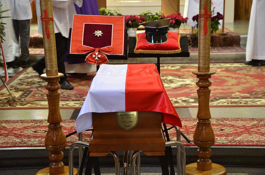 Uroczystości pogrzebowe Jana Sałapatka „Orła”. Fot. Agnieszka Masłowska i Janusz Ślęzak (IPN)