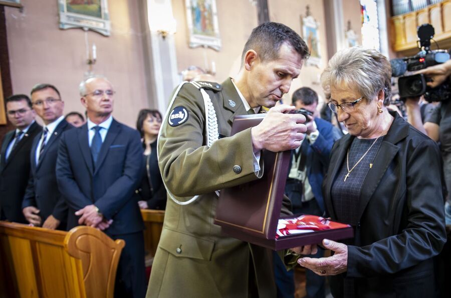 Uroczystości pogrzebowe Jana Sałapatka „Orła”. Fot. Agnieszka Masłowska i Janusz Ślęzak (IPN)