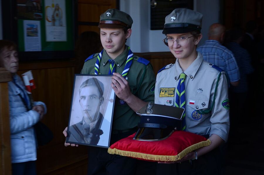 Uroczystości pogrzebowe Jana Sałapatka „Orła”. Fot. Agnieszka Masłowska i Janusz Ślęzak (IPN)