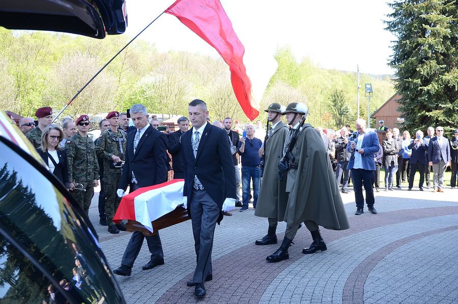Uroczystości pogrzebowe Jana Sałapatka „Orła”. Fot. Agnieszka Masłowska i Janusz Ślęzak (IPN)