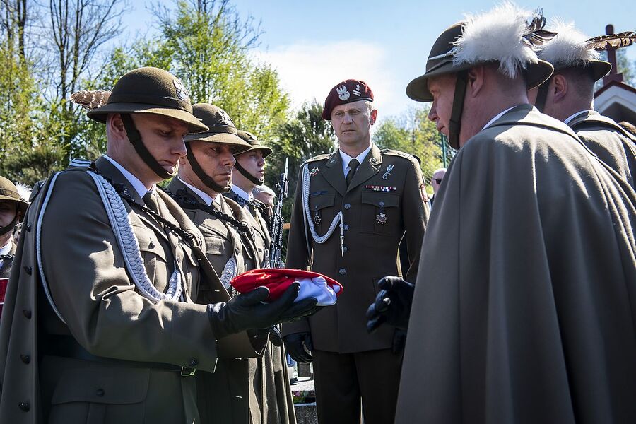 Uroczystości pogrzebowe Jana Sałapatka „Orła”. Fot. Agnieszka Masłowska i Janusz Ślęzak (IPN)