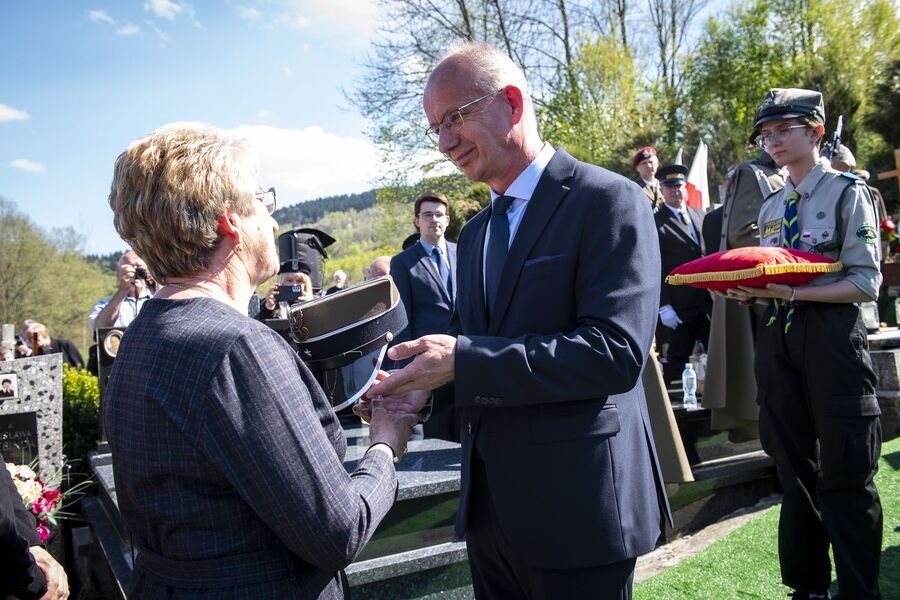 Uroczystości pogrzebowe Jana Sałapatka „Orła”. Fot. Agnieszka Masłowska i Janusz Ślęzak (IPN)