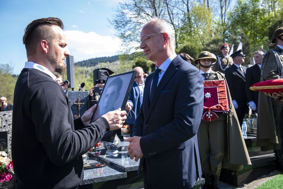 Uroczystości pogrzebowe Jana Sałapatka „Orła”. Fot. Agnieszka Masłowska i Janusz Ślęzak (IPN)