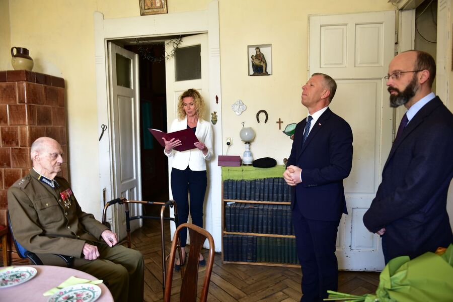 Kpt. Andrzej Kostrzewski odznaczony Krzyżem Komandorskim z Gwiazdą. Fot. Żaneta Wierzgacz (IPN)