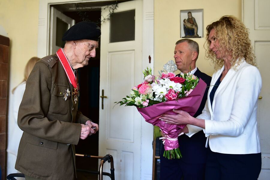 Kpt. Andrzej Kostrzewski odznaczony Krzyżem Komandorskim z Gwiazdą. Fot. Żaneta Wierzgacz (IPN)