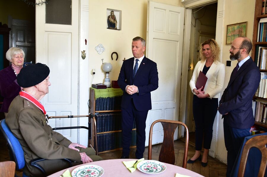 Kpt. Andrzej Kostrzewski odznaczony Krzyżem Komandorskim z Gwiazdą. Fot. Żaneta Wierzgacz (IPN)