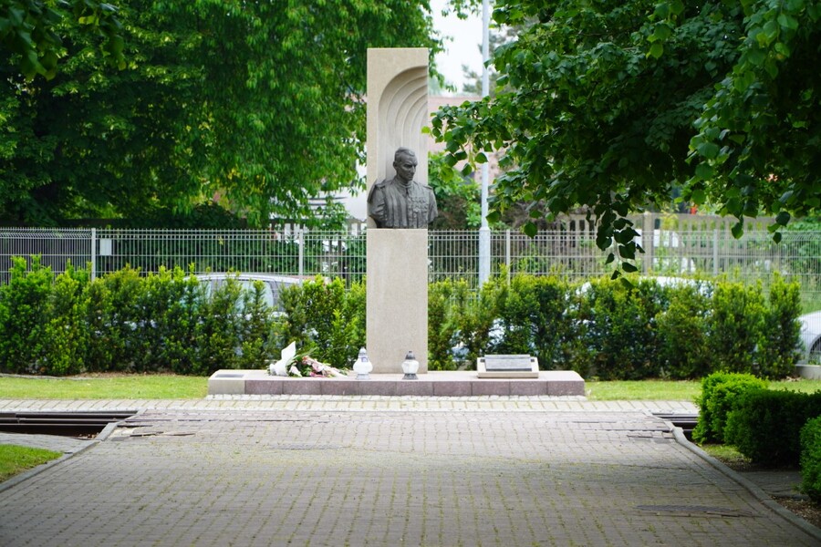 Znicze pamięci w 75. rocznicę śmierci rtm. Witolda Pileckiego. Fot. Żaneta Wierzgacz (IPN)