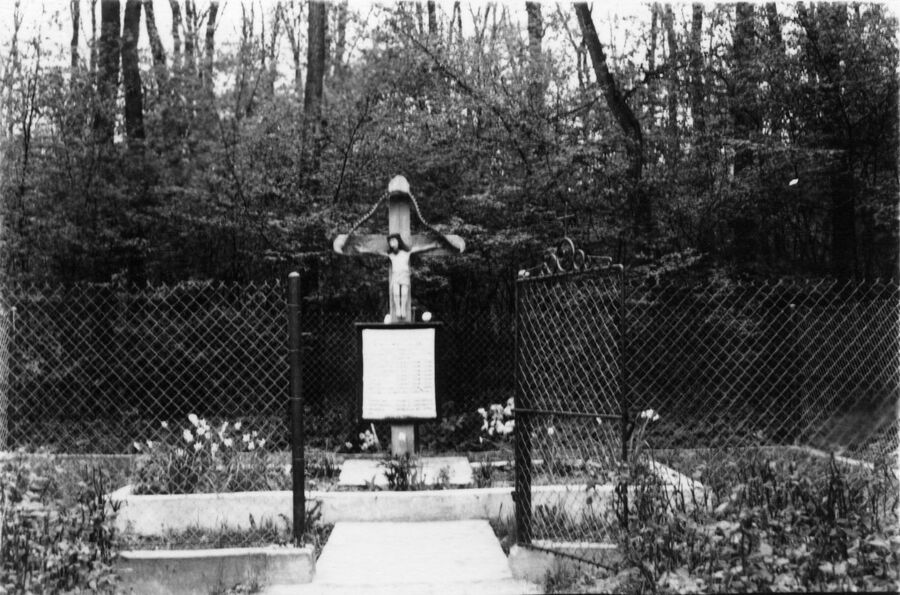 Archiwalne zdjęcie symbolicznego upamiętnienia przy drodze Ispina – Chobot, w miejscu zamordowania 9 mężczyzn. Fot. ze zbiorów IPN
