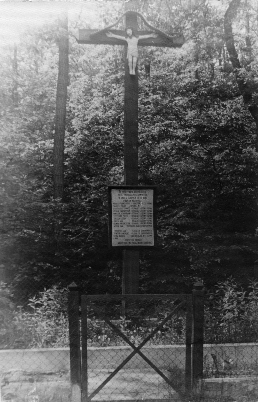 Archiwalne zdjęcie symbolicznego upamiętnienia przy drodze Ispina – Chobot, w miejscu zamordowania 9 mężczyzn. Fot. ze zbiorów IPN