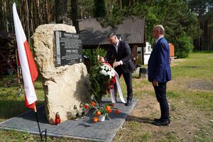 Kwiaty pod pomnikiem upamiętniającym Franciszka i Romana Barczyków w Kolbarku. Fot. Żaneta Wierzgacz (IPN)