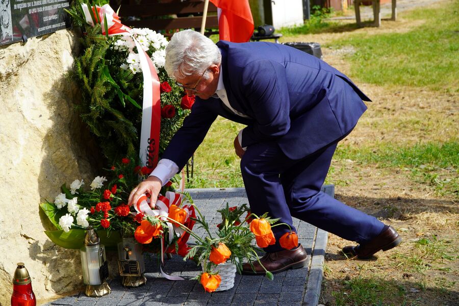 Kwiaty pod pomnikiem upamiętniającym Franciszka i Romana Barczyków w Kolbarku. Fot. Żaneta Wierzgacz (IPN)