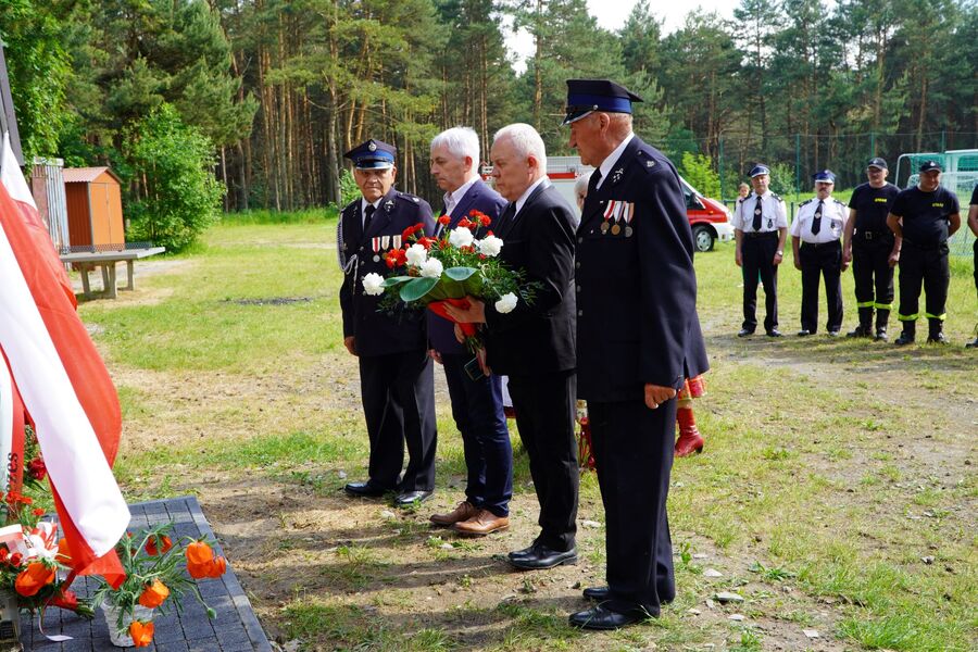 Kwiaty pod pomnikiem upamiętniającym Franciszka i Romana Barczyków w Kolbarku. Fot. Żaneta Wierzgacz (IPN)