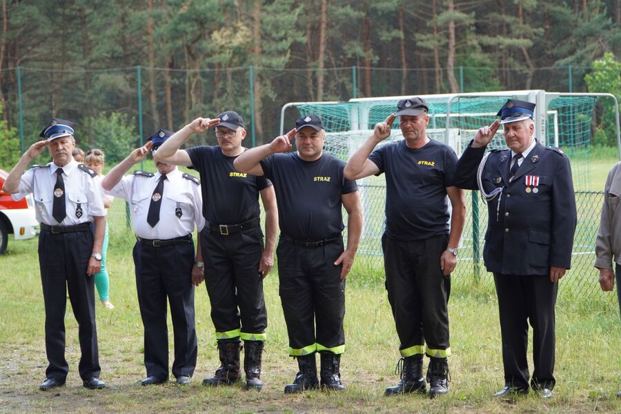 Kwiaty pod pomnikiem upamiętniającym Franciszka i Romana Barczyków w Kolbarku. Fot. Żaneta Wierzgacz (IPN)
