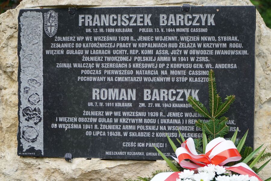 Kwiaty pod pomnikiem upamiętniającym Franciszka i Romana Barczyków w Kolbarku. Fot. Żaneta Wierzgacz (IPN)