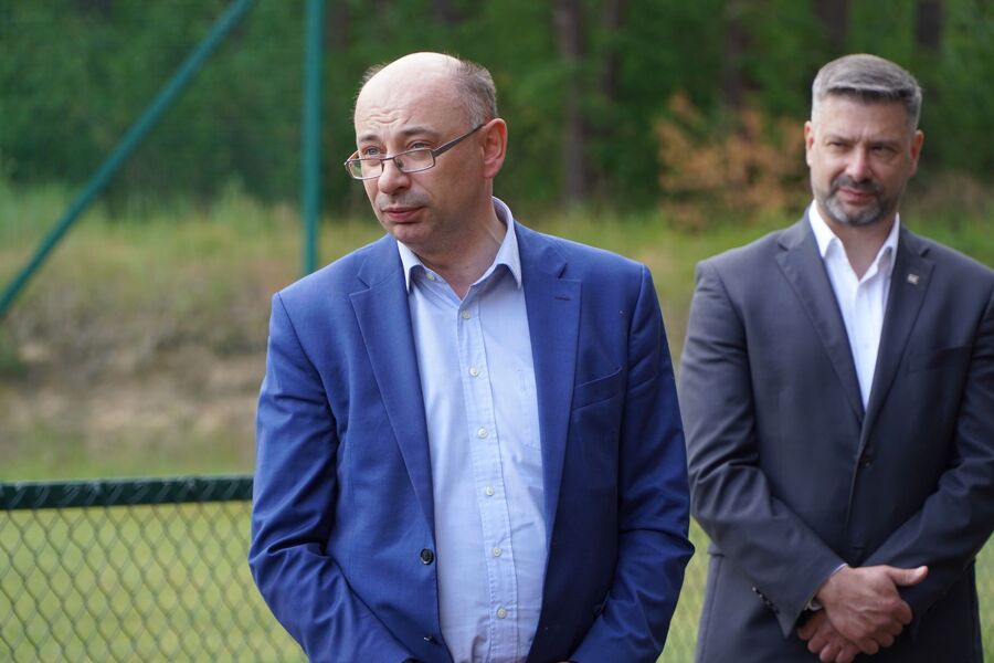 Kwiaty pod pomnikiem upamiętniającym Franciszka i Romana Barczyków w Kolbarku. Fot. Żaneta Wierzgacz (IPN)