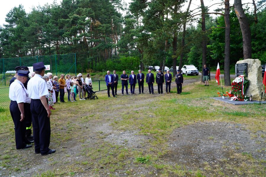 Kwiaty pod pomnikiem upamiętniającym Franciszka i Romana Barczyków w Kolbarku. Fot. Żaneta Wierzgacz (IPN)