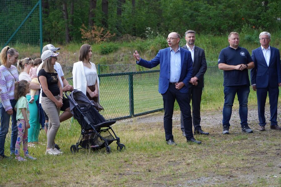 Kwiaty pod pomnikiem upamiętniającym Franciszka i Romana Barczyków w Kolbarku. Fot. Żaneta Wierzgacz (IPN)