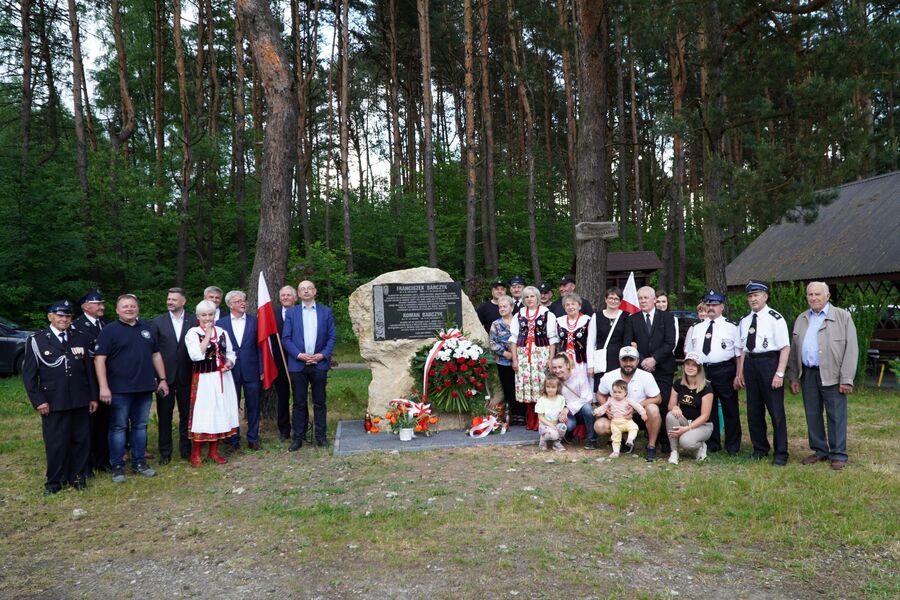 Kwiaty pod pomnikiem upamiętniającym Franciszka i Romana Barczyków w Kolbarku. Fot. Żaneta Wierzgacz (IPN)