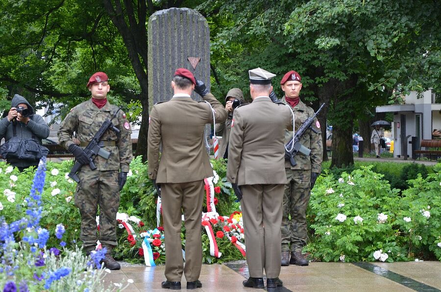 Uroczystości na pl. Axentowicza w Krakowie. Fot. Janusz Ślęzak (IPN)