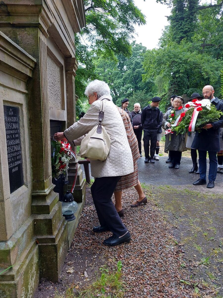 Uroczystość przy grobie Kamili Janowicz-Sycz. Fot. Jakub Ryba (IPN)