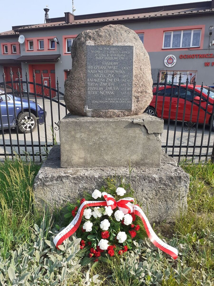 Pomnik ofiar niemieckiej zbrodni w Posądzy. Fot. Marcin Chorązki (IPN)