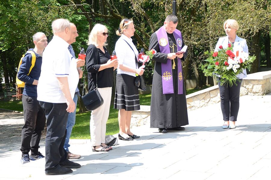 Hołd ofiarom niemieckich egzekucji w forcie „Krzesławice”. Fot. Janusz Ślęzak (IPN)