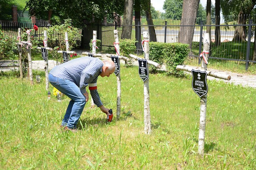 Hołd ofiarom niemieckich egzekucji w forcie „Krzesławice”. Fot. Janusz Ślęzak (IPN)