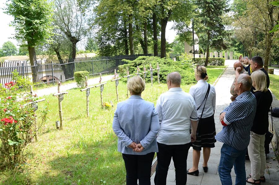 Hołd ofiarom niemieckich egzekucji w forcie „Krzesławice”. Fot. Janusz Ślęzak (IPN)