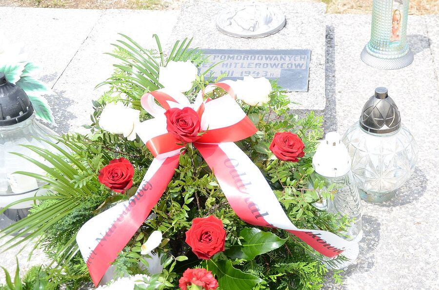 Groby ofiar niemieckiej pacyfikacji w gminie Luborzyca. Fot. Janusz Ślęzak (IPN)