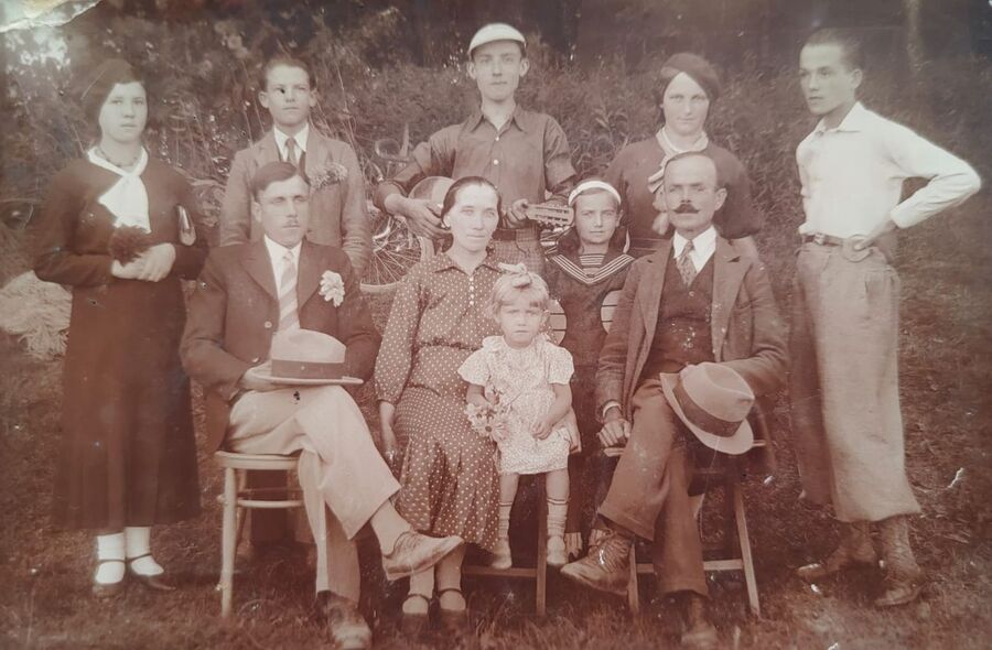 Rodzina Wójcików z Wysiołka Luborzyckiego. Z osób widocznych na fotografii pięć zamordowano w pacyfikacji 3 lipca 1943 r. Fot. za zbiorów rodziny Pawłowskich
