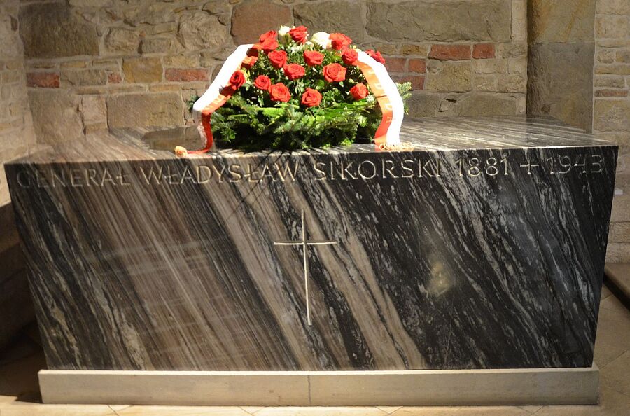 Uroczystość przy sarkofagu gen. Władysława Sikorskiego na Wawelu. Fot. Janusz Ślęzak (IPN)