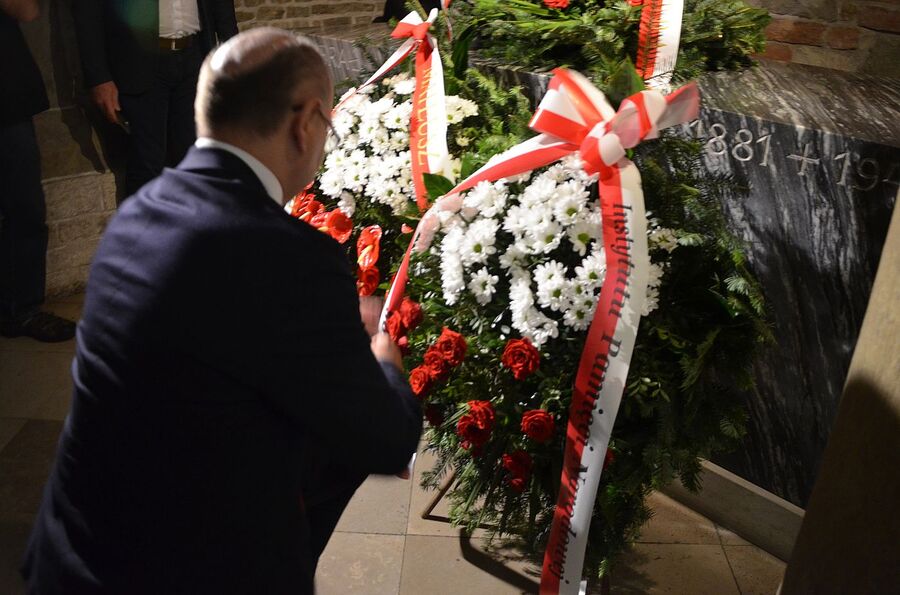 Uroczystość przy sarkofagu gen. Władysława Sikorskiego na Wawelu. Fot. Janusz Ślęzak (IPN)