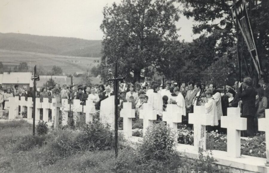Zbiorowa mogiła ofiar pacyfikacji Waksmundu. Fot. ze zbiorów Włodzimierza Budarkiewicza