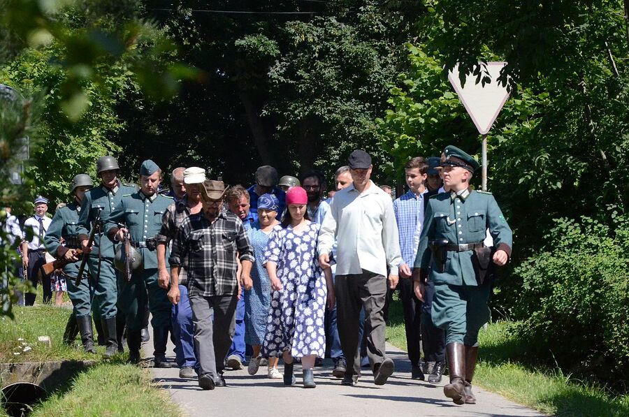 Rekonstrukcja historyczna niemieckiej pacyfikacji wsi Łazy. Fot. Janusz Ślęzak (IPN)