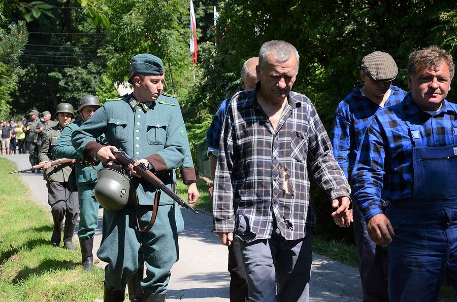 Rekonstrukcja historyczna niemieckiej pacyfikacji wsi Łazy. Fot. Janusz Ślęzak (IPN)