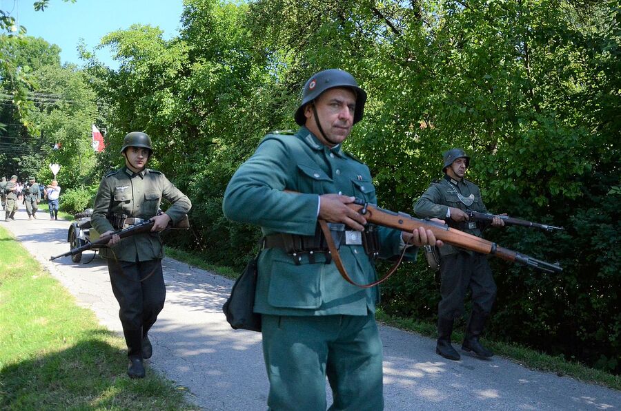 Rekonstrukcja historyczna niemieckiej pacyfikacji wsi Łazy. Fot. Janusz Ślęzak (IPN)