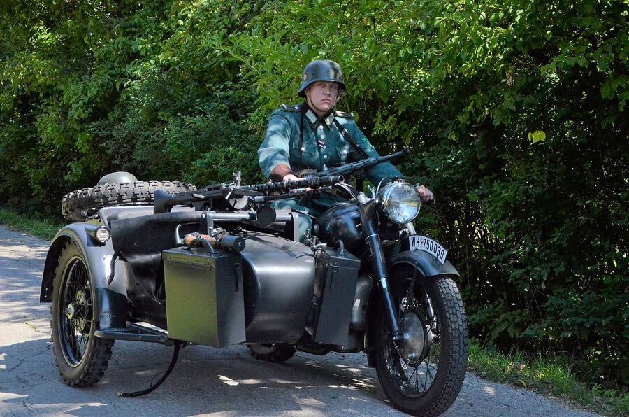 Rekonstrukcja historyczna niemieckiej pacyfikacji wsi Łazy. Fot. Janusz Ślęzak (IPN)