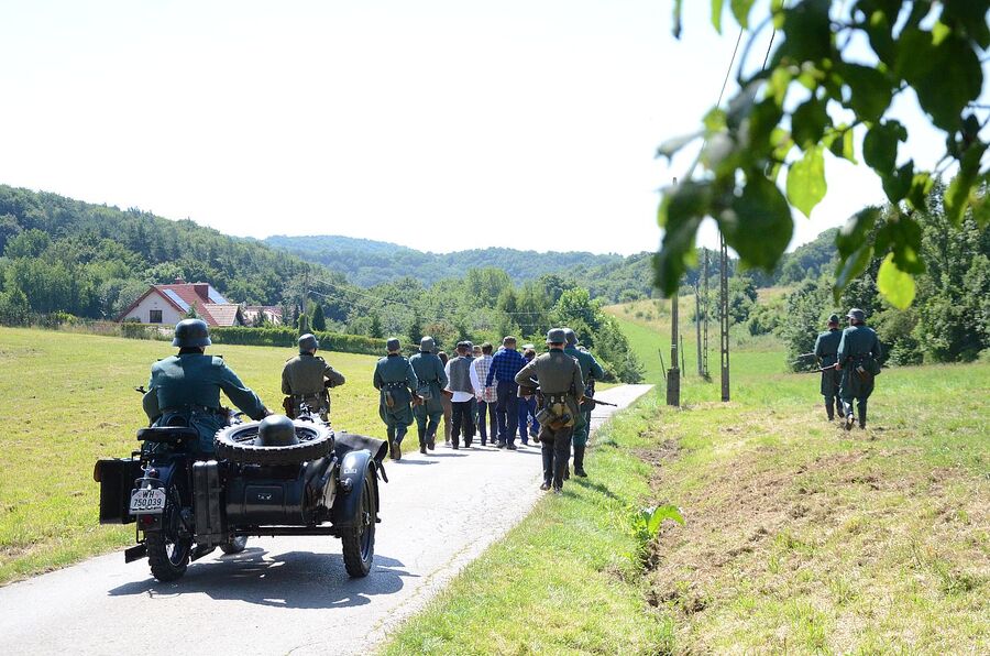 Rekonstrukcja historyczna niemieckiej pacyfikacji wsi Łazy. Fot. Janusz Ślęzak (IPN)