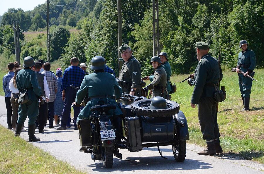 Rekonstrukcja historyczna niemieckiej pacyfikacji wsi Łazy. Fot. Janusz Ślęzak (IPN)
