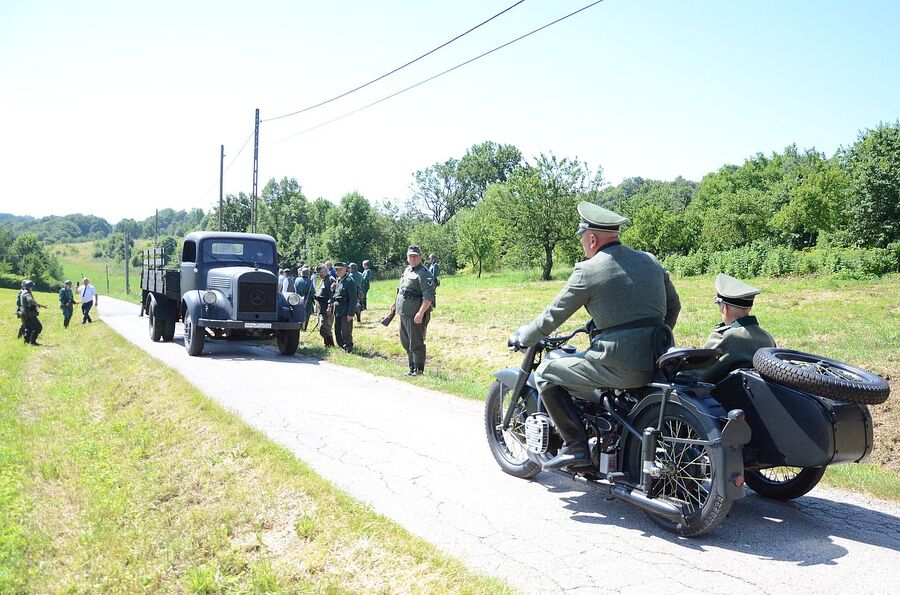 Rekonstrukcja historyczna niemieckiej pacyfikacji wsi Łazy. Fot. Janusz Ślęzak (IPN)