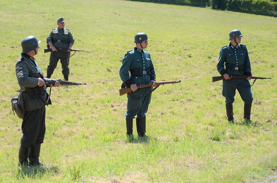 Rekonstrukcja historyczna niemieckiej pacyfikacji wsi Łazy. Fot. Janusz Ślęzak (IPN)