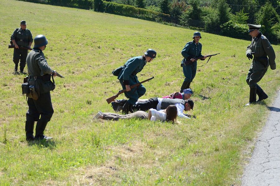 Rekonstrukcja historyczna niemieckiej pacyfikacji wsi Łazy. Fot. Janusz Ślęzak (IPN)