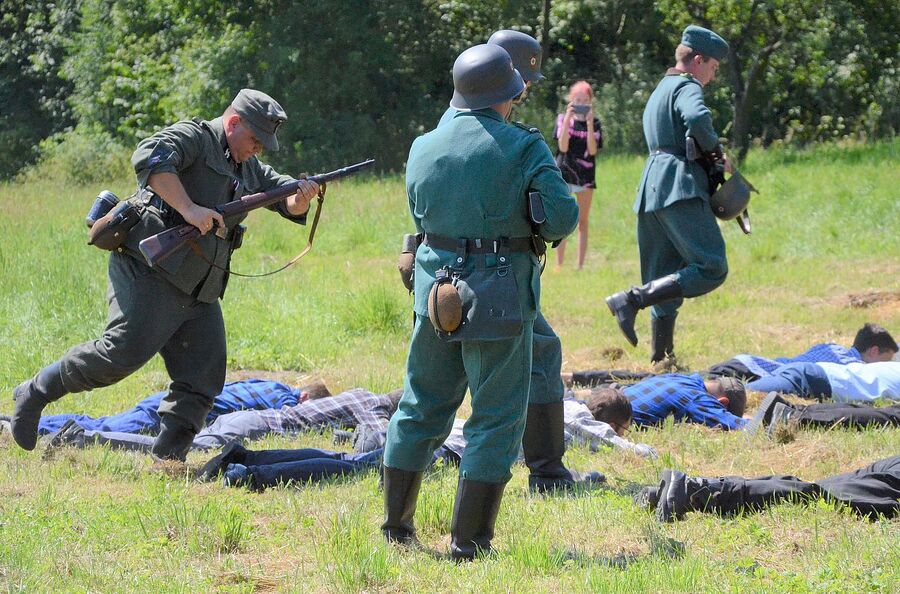 Rekonstrukcja historyczna niemieckiej pacyfikacji wsi Łazy. Fot. Janusz Ślęzak (IPN)
