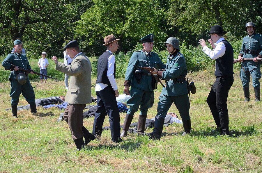 Rekonstrukcja historyczna niemieckiej pacyfikacji wsi Łazy. Fot. Janusz Ślęzak (IPN)