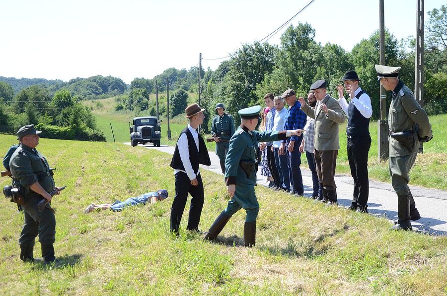 Rekonstrukcja historyczna niemieckiej pacyfikacji wsi Łazy. Fot. Janusz Ślęzak (IPN)