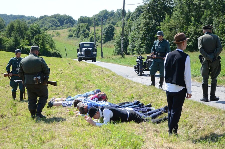 Rekonstrukcja historyczna niemieckiej pacyfikacji wsi Łazy. Fot. Janusz Ślęzak (IPN)