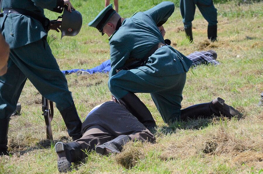 Rekonstrukcja historyczna niemieckiej pacyfikacji wsi Łazy. Fot. Janusz Ślęzak (IPN)