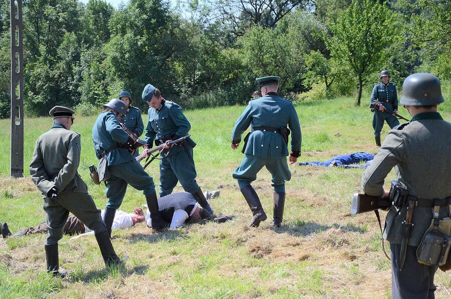 Rekonstrukcja historyczna niemieckiej pacyfikacji wsi Łazy. Fot. Janusz Ślęzak (IPN)