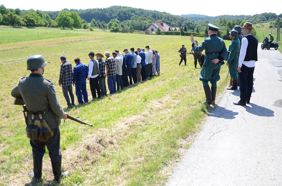 Rekonstrukcja historyczna niemieckiej pacyfikacji wsi Łazy. Fot. Janusz Ślęzak (IPN)