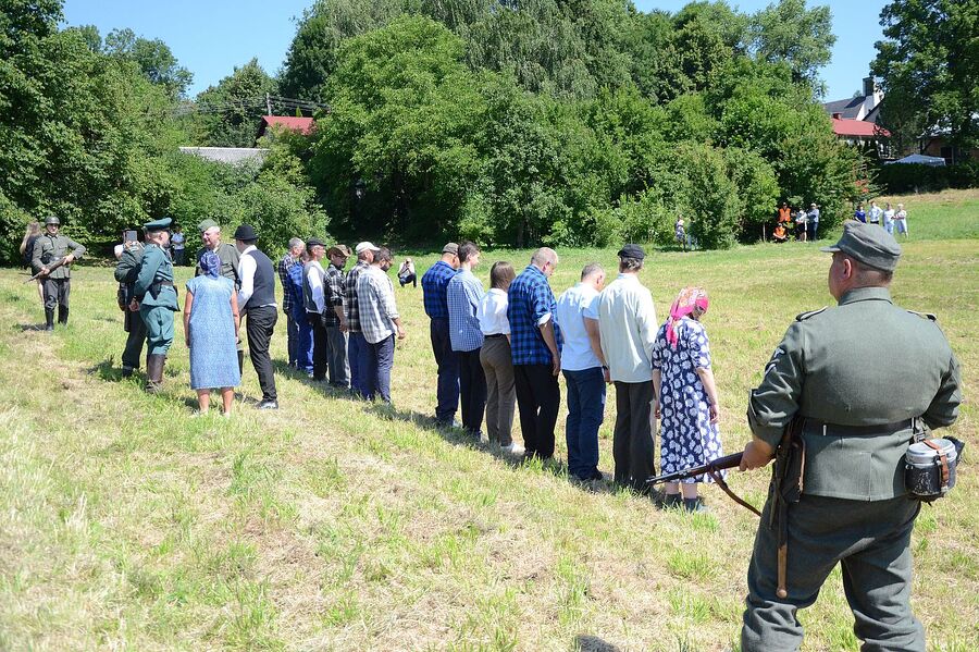 Rekonstrukcja historyczna niemieckiej pacyfikacji wsi Łazy. Fot. Janusz Ślęzak (IPN)